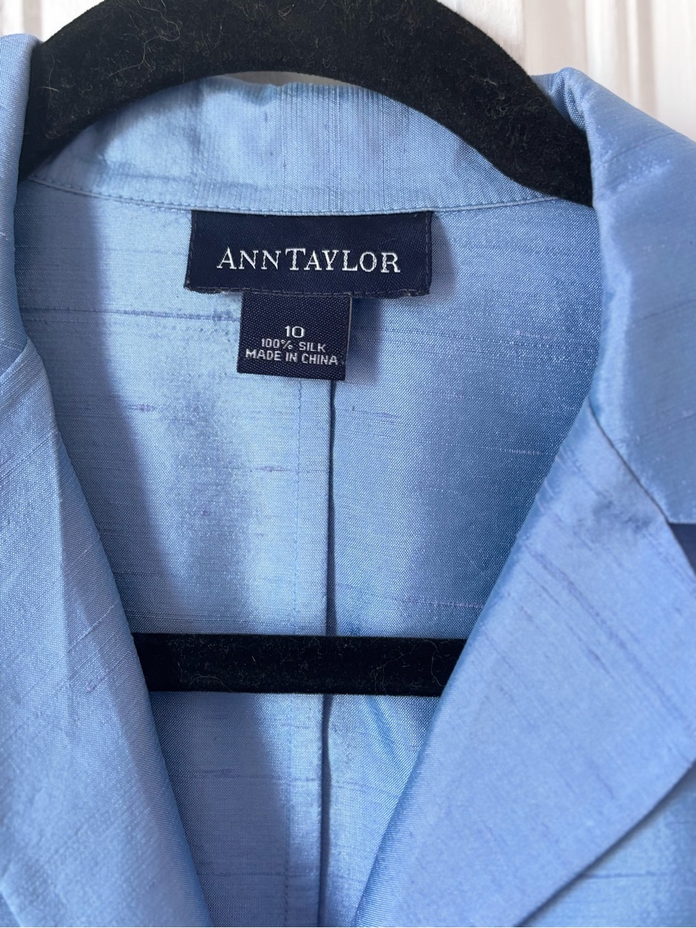 Women’s Ann Taylor Blue Button Front 100% Silk 3/4 Sleeve Blue Size 10 - Picture 2 of 9